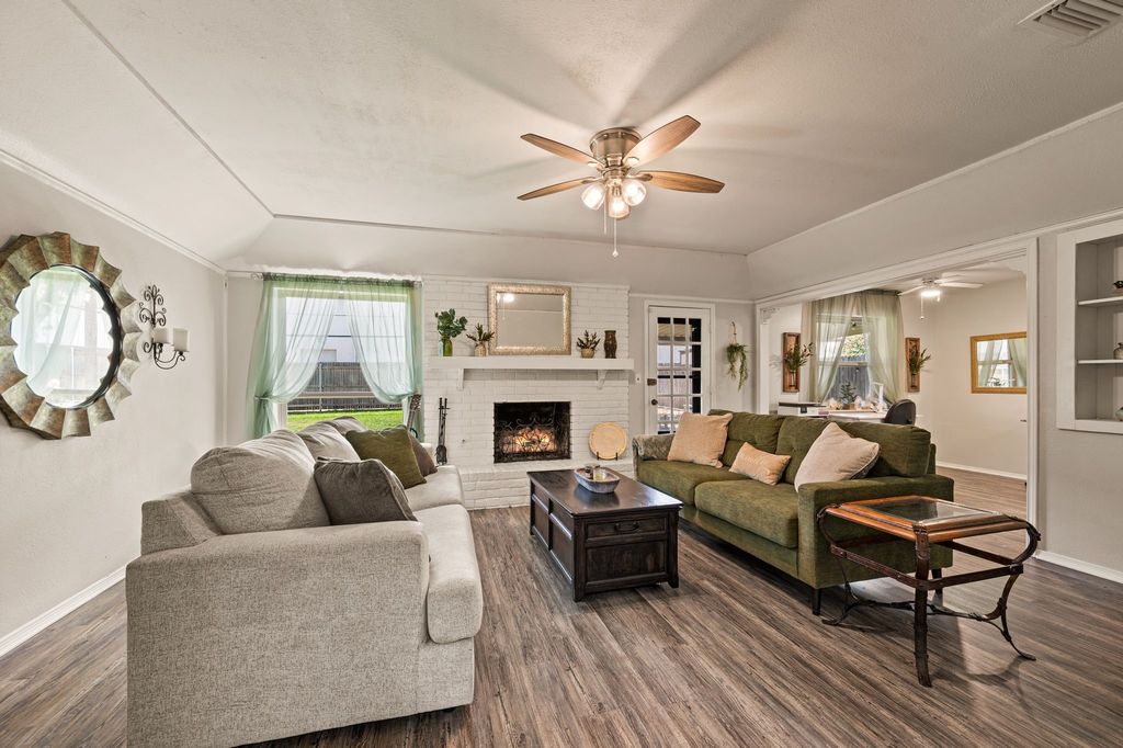 425 Glenwood Terrace, Hurst, TX 76053 — photo 2