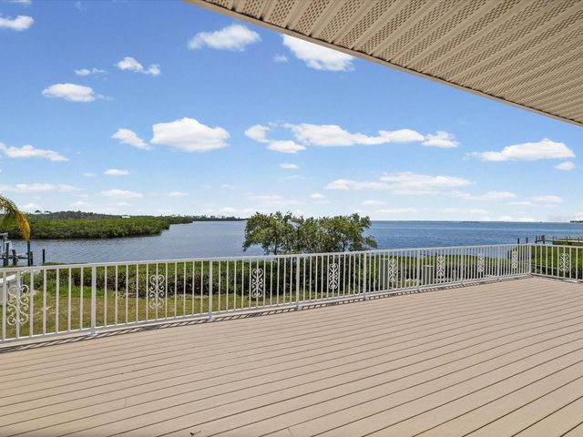 1647 SEA BREEZE DRIVE, Tarpon Springs, FL 34689