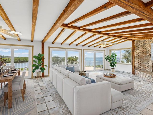 1647 SEA BREEZE DRIVE, Tarpon Springs, FL 34689
