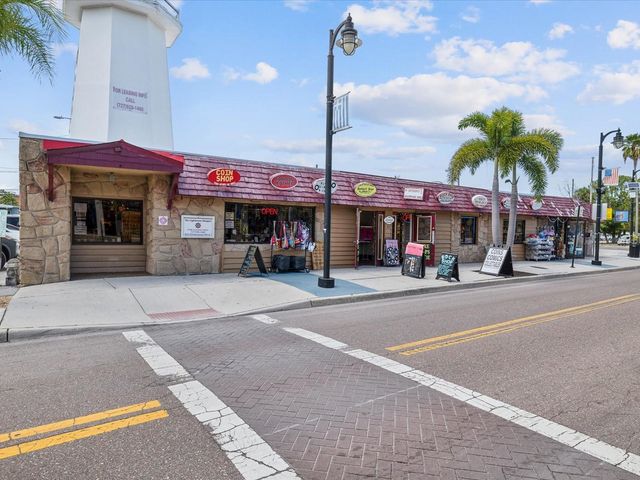 1647 SEA BREEZE DRIVE, Tarpon Springs, FL 34689