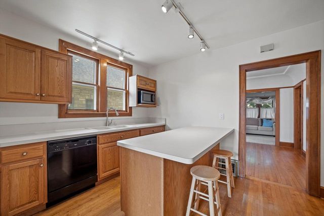 2462 N 70th STREET, Wauwatosa, WI 53213