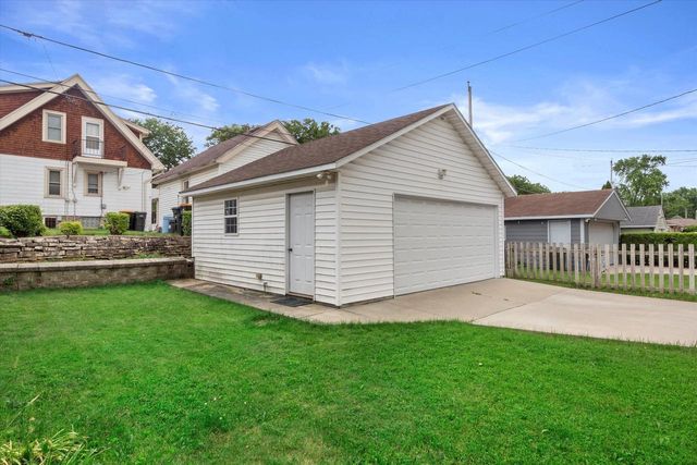 2462 N 70th STREET, Wauwatosa, WI 53213