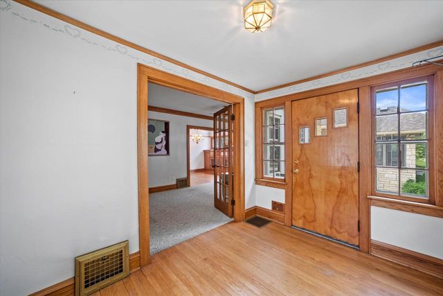 2462 N 70th STREET, Wauwatosa, WI 53213