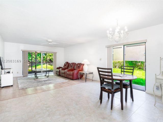 435 Lakeview Dr 106, Weston, FL 33326