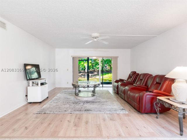 435 Lakeview Dr 106, Weston, FL 33326