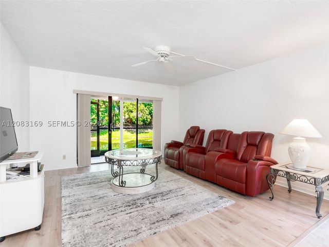 435 Lakeview Dr 106, Weston, FL 33326