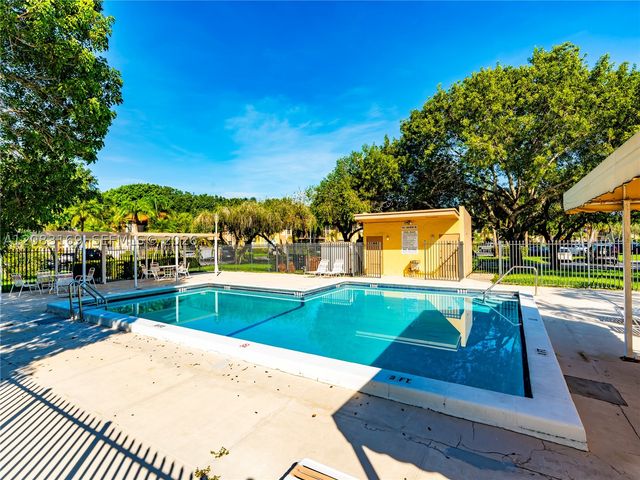 435 Lakeview Dr 106, Weston, FL 33326