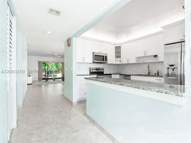 435 Lakeview Dr 106, Weston, FL 33326