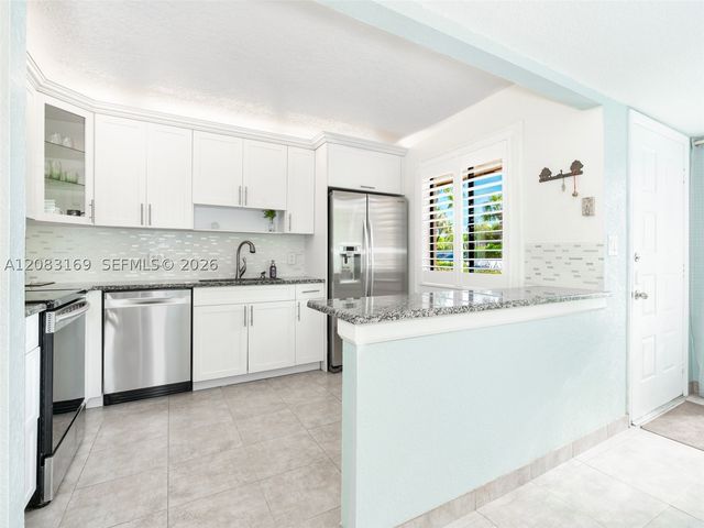 435 Lakeview Dr 106, Weston, FL 33326