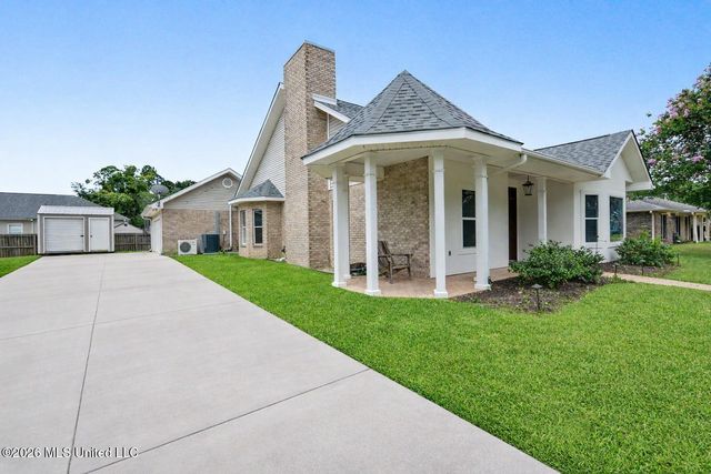 246 Pine Driveway, Bay Saint Louis, MS 39520