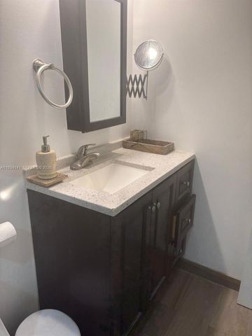 9980 NW 9th St Cir 204, Miami, FL 33172