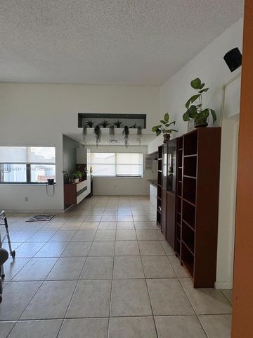 9980 NW 9th St Cir 204, Miami, FL 33172