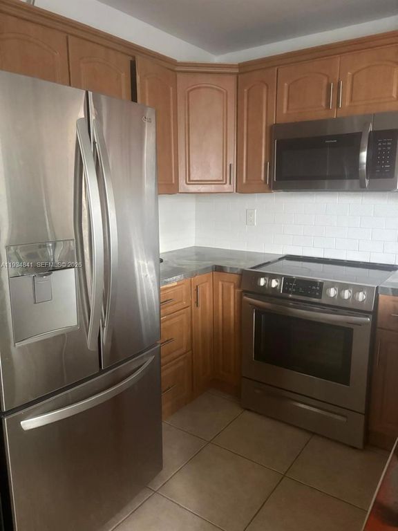 9980 NW 9th St Cir 204, Miami, FL 33172