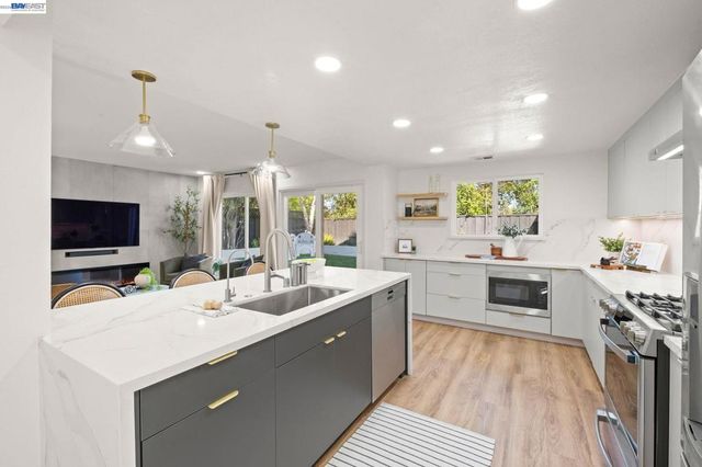 7921 Crossridge Dr, Dublin, CA 94568