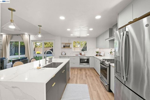 7921 Crossridge Dr, Dublin, CA 94568