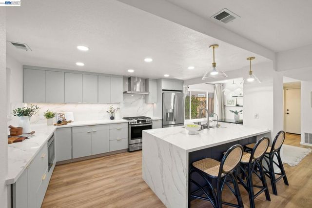 7921 Crossridge Dr, Dublin, CA 94568