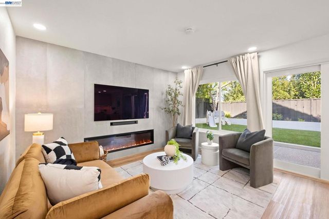 7921 Crossridge Dr, Dublin, CA 94568