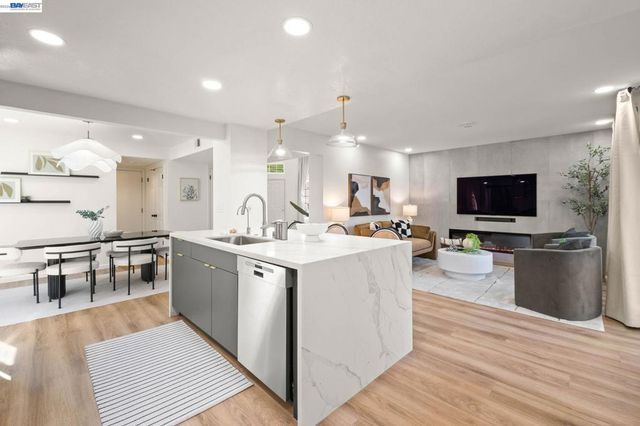 7921 Crossridge Dr, Dublin, CA 94568