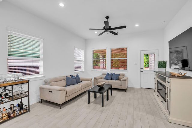 426 Glacier Pass, Montgomery, TX 77316