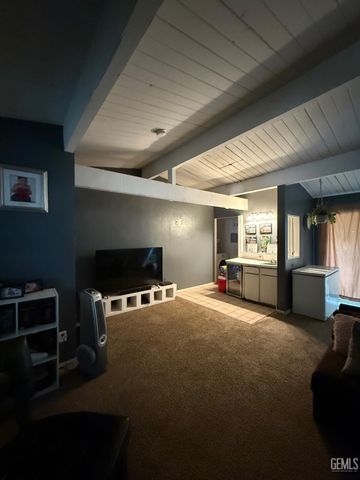 207 N Stine Road, Bakersfield, CA 93309