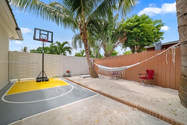 18901 NW 10th Ct, Miami Gardens, FL 33169