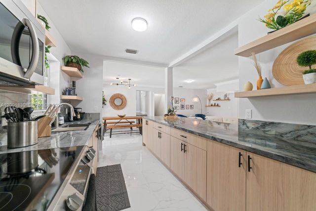 18901 NW 10th Ct, Miami Gardens, FL 33169