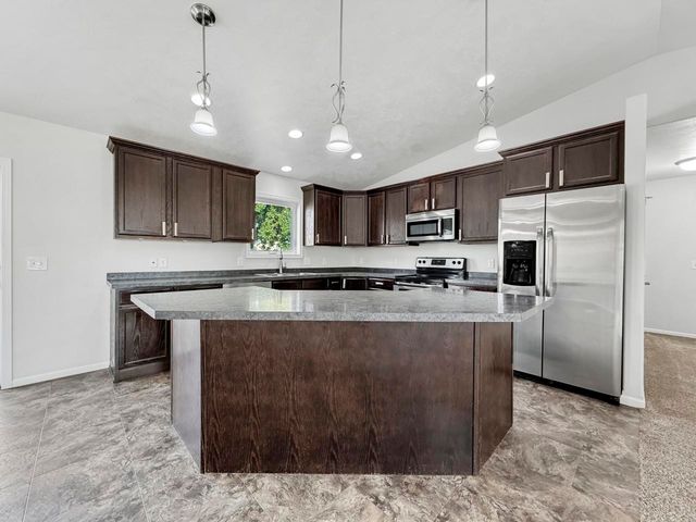 1801 Sunset Blvd, Minot, ND 58703
