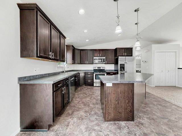 1801 Sunset Blvd, Minot, ND 58703