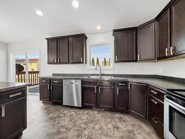 1801 Sunset Blvd, Minot, ND 58703