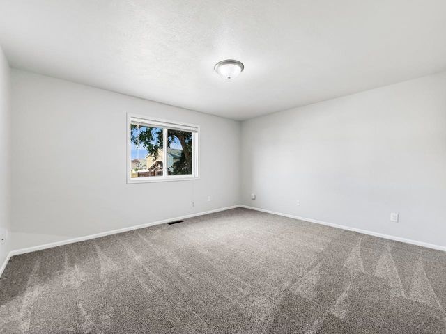 1801 Sunset Blvd, Minot, ND 58703