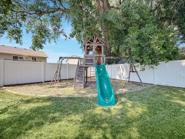1801 Sunset Blvd, Minot, ND 58703
