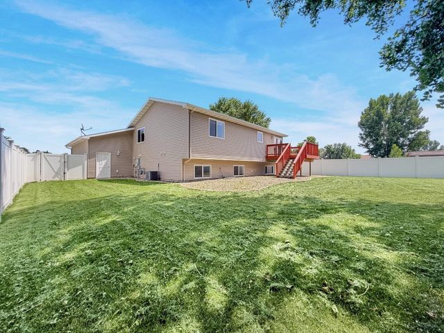 1801 Sunset Blvd, Minot, ND 58703