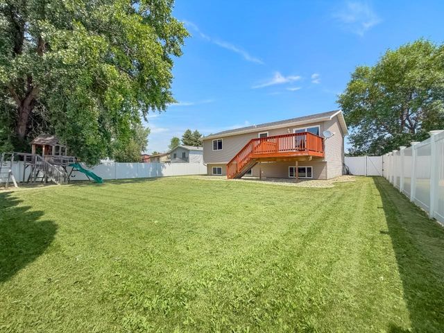 1801 Sunset Blvd, Minot, ND 58703