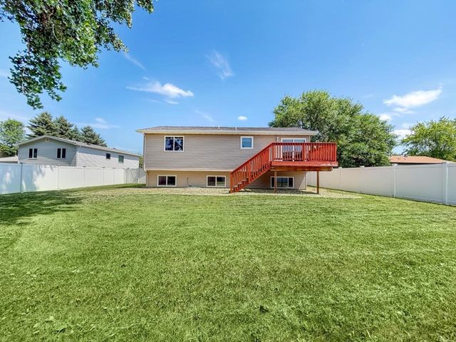 1801 Sunset Blvd, Minot, ND 58703