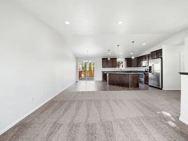 1801 Sunset Blvd, Minot, ND 58703