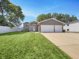 1801 Sunset Blvd, Minot, ND 58703