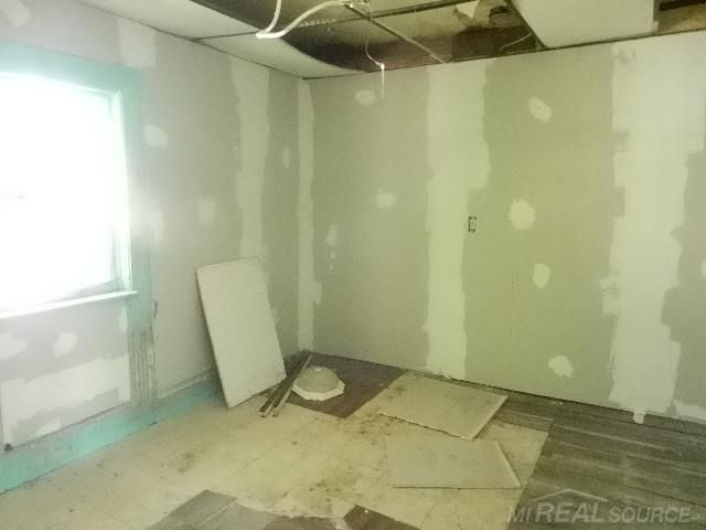33 Parkview Avenue, Mt Clemens, MI 48043