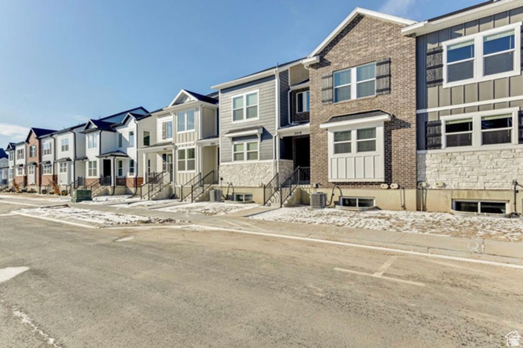 Image 2 of property listing at 2019 N 3930 W, Lehi, UT 84043