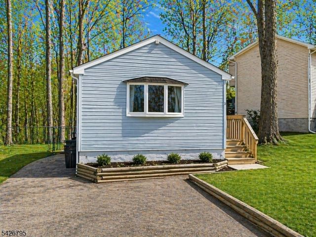5 Geneva Trl, Hopatcong Boro, NJ 07843