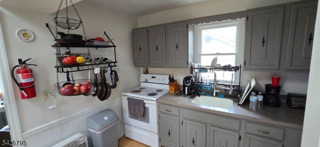 5 Geneva Trl, Hopatcong Boro, NJ 07843