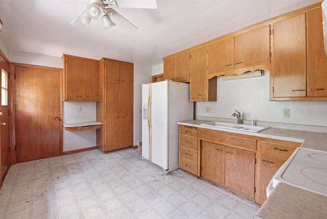 6 Barron Court, Madison, WI 53705