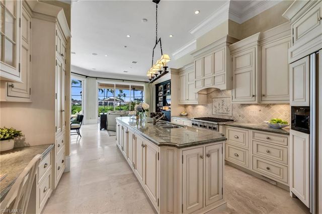 2045 Isla Vista LN, Naples, FL 34105