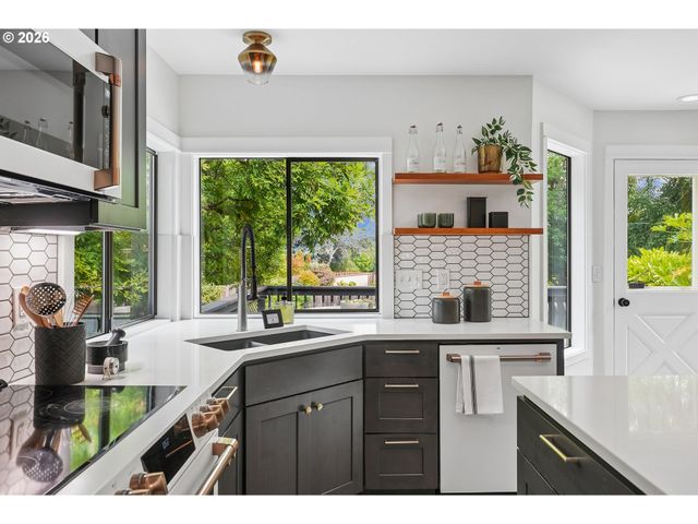 16625 Ne SAN RAFAEL Dr, Portland, OR 97230