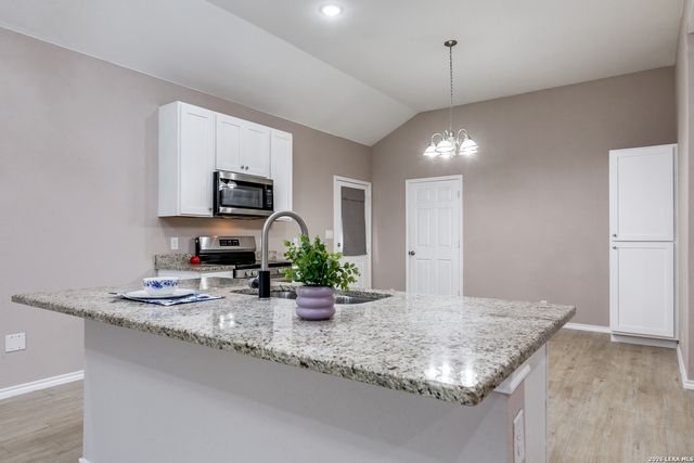 434 S San Horacio, San Antonio, TX 78237