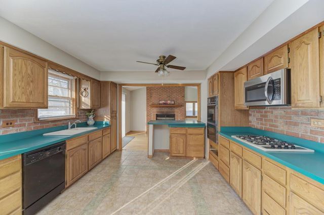 28W313 Batavia Road, Warrenville, IL 60555