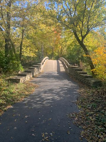 28W313 Batavia Road, Warrenville, IL 60555