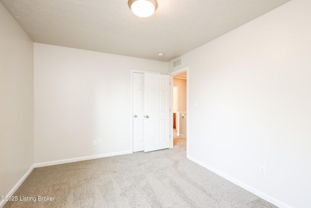 8712 Chetwood Trace Dr, Louisville, KY 40291