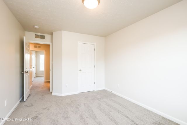 8712 Chetwood Trace Dr, Louisville, KY 40291