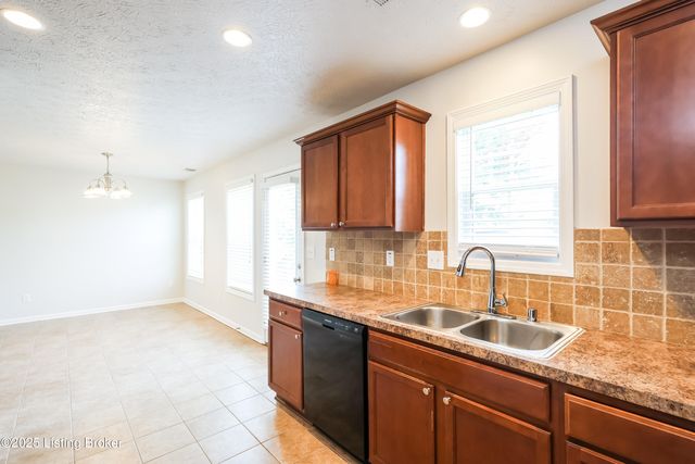 8712 Chetwood Trace Dr, Louisville, KY 40291