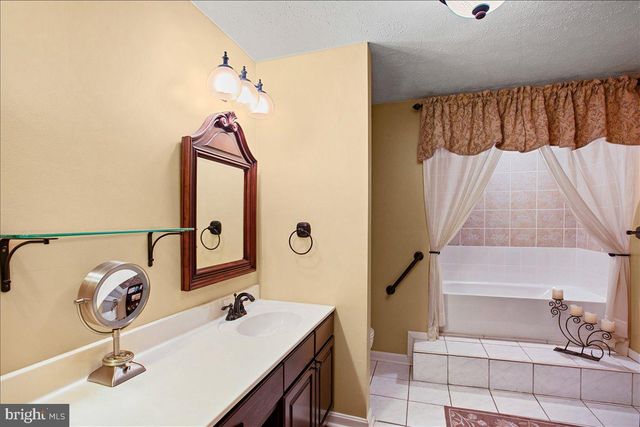 19266 MOCKINGBIRD HEIGHTS RD, Triangle, VA 22172